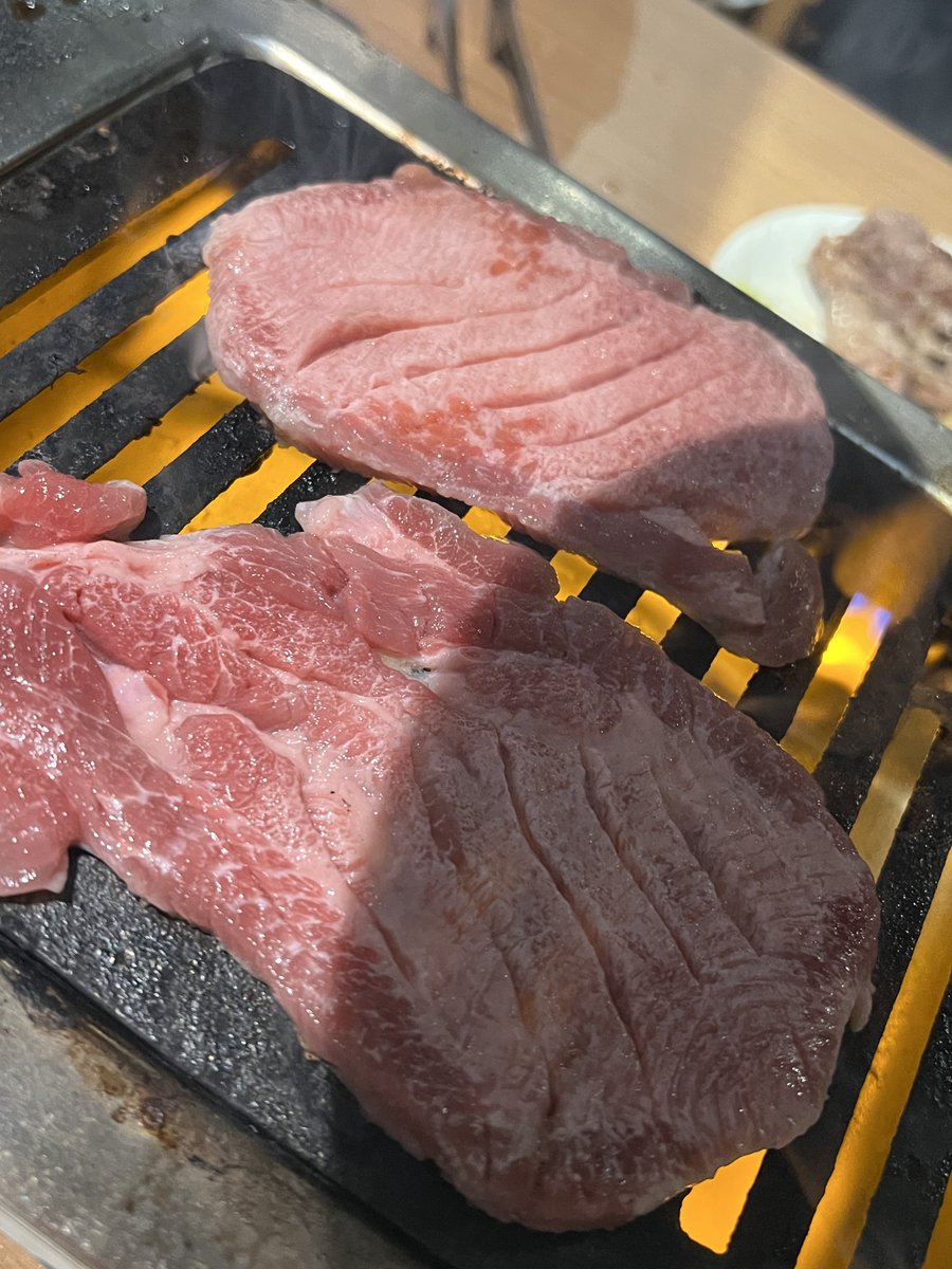 kuchiyafamily's tweet photo. 池袋　一心たん助
8千円にて牛タン食べ放題お酒飲み放題を満喫

おすすめは仙台牛タンです
あの某牛たんの定食屋さんにて
「白たん」と呼ばれる、6切れで3千円近くするタン塩も食べ放題

そりゃ食べますわ
塩味と味噌味がありますので、両方とも9人前食べたった

めちゃうまかった〜最高！
#仙台牛タン https://t.co/aNhPnadsr1