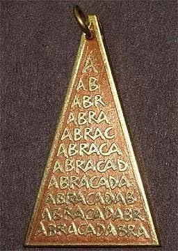แม่นแล้ว
มันเป็นไสยเวทย์สายการแพทย์
⚠️ชวจรณญ⚠️
ช่วงคริสต์ศตวรรษที่2 หมอชาวโรมันที่ชื่อ Serenus Sammonicus ใช้คำนี้เป็น เครื่องรางรักษาโรคให้คนไข้และป้องกันโรคระบาด
เขาเขียนคำว่า ABRACADABRA เป็นรูปสามเหลี่ยมแบบนี้แล้วห้อยคอ 👇
ยุคกลางมีนักมายากลเอามาแกล้งท่องแล้วเสกของอะไรงี้