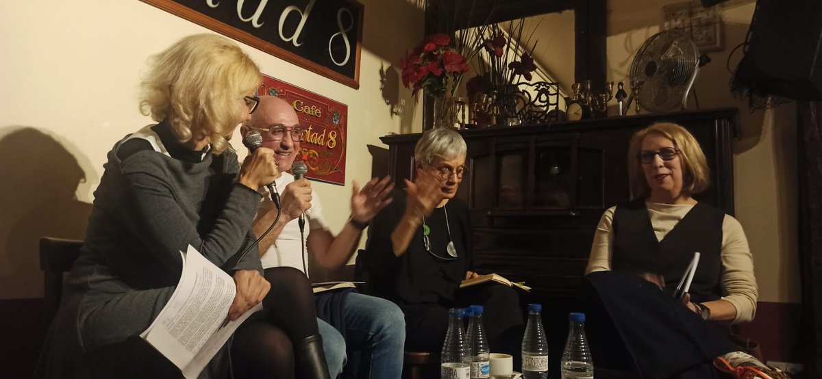 Magnífica tarde la que pasamos en Café Filo (C/ Libertad, 8, Chueca-Madrid) con Zara Fernández de Moya, Mercedes Gómez Blesa y Marifé Santiago Bolaños. El título de la conversación: "La agonía de Cronos: ¿Vivimos presos de una constante ansiedad temporal?"