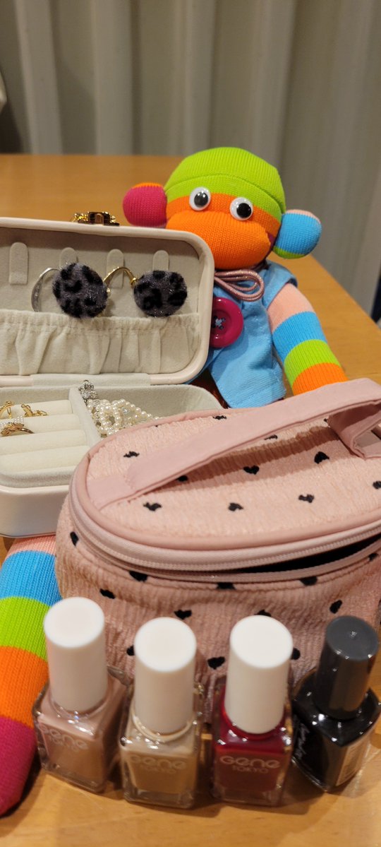 最近、美容やメイクにすっごく興味が出てきました！💄✨
モデルやダンスでもっと「なりたい自分」に近づきたいから【ひなのの美容研究】をスタートします💎
初心者だけど、おこづかいで買えるプチプラコスメや、やってみて良かったスキンケアなどなど…気になったこともシェアしていくね💖