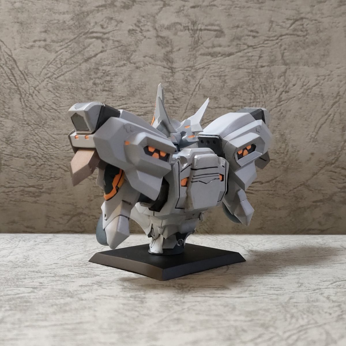 その③
・82式戦術歩行戦闘機・改 翔鶴(バストモデル)

サイズ：80～90mm位
パーツ数：レジン製(一部3Dプリント)：16パーツ(ベース含)
価格：￥5000

頭部とベースが3Dプリントパーツで、それ以外はレジン製パーツになります。
#WF2026W #muvluv #マブラヴ