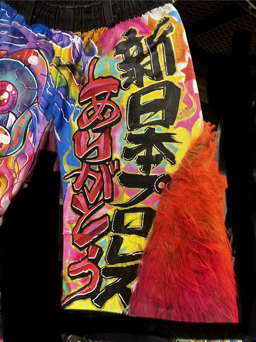 rfshaku's tweet photo. ラストコスチューム

泣いても笑ってもラストコスチュームという事で、色んな想いを馳せながら最後にヒロム選手のリクエストで「新日本プロレスありがとう」と加筆しました🔥✍🏼
凱旋から約10年間本当にありがとうございました❗️
更なる活躍を祈っています❗️

#高橋ヒロム  #ラッカーフリークス https://t.co/KrwRw1wU5z