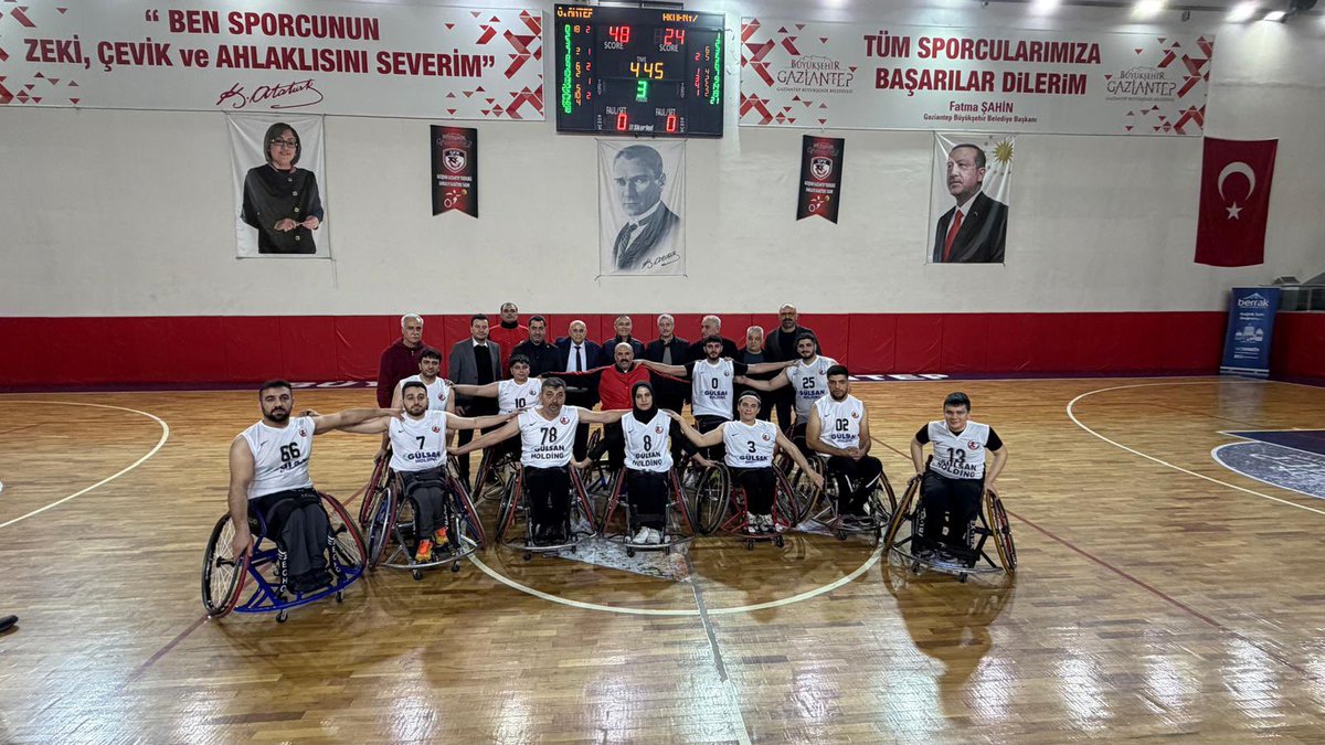 gantepvaliligi's tweet photo. Valimiz Kemal Çeber, protokol üyeleri ile birlikte Engelsiz Gaziantepspor Tekerlekli Sandalye Basketbol Takımı ile Akdeniz Belediyesi Basketbol Takımı arasında oynanan müsabakayı tribünden takip etti. 

Tribünlerde oluşan coşku ve dayanışma ortamı, sporun toplumsal birlik ve beraberliğe katkısını bir kez daha gözler önüne serdi.

Valimiz, engelsiz yaşam anlayışının güçlenmesine katkı sunan tüm sporcuları, teknik heyeti ve emeği ge��en herkesi tebrik etti. 

#SporŞehriGaziantep