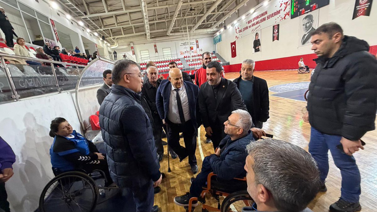 gantepvaliligi's tweet photo. Valimiz Kemal Çeber, protokol üyeleri ile birlikte Engelsiz Gaziantepspor Tekerlekli Sandalye Basketbol Takımı ile Akdeniz Belediyesi Basketbol Takımı arasında oynanan müsabakayı tribünden takip etti. 

Tribünlerde oluşan coşku ve dayanışma ortamı, sporun toplumsal birlik ve beraberliğe katkısını bir kez daha gözler önüne serdi.

Valimiz, engelsiz yaşam anlayışının güçlenmesine katkı sunan tüm sporcuları, teknik heyeti ve emeği ge��en herkesi tebrik etti. 

#SporŞehriGaziantep