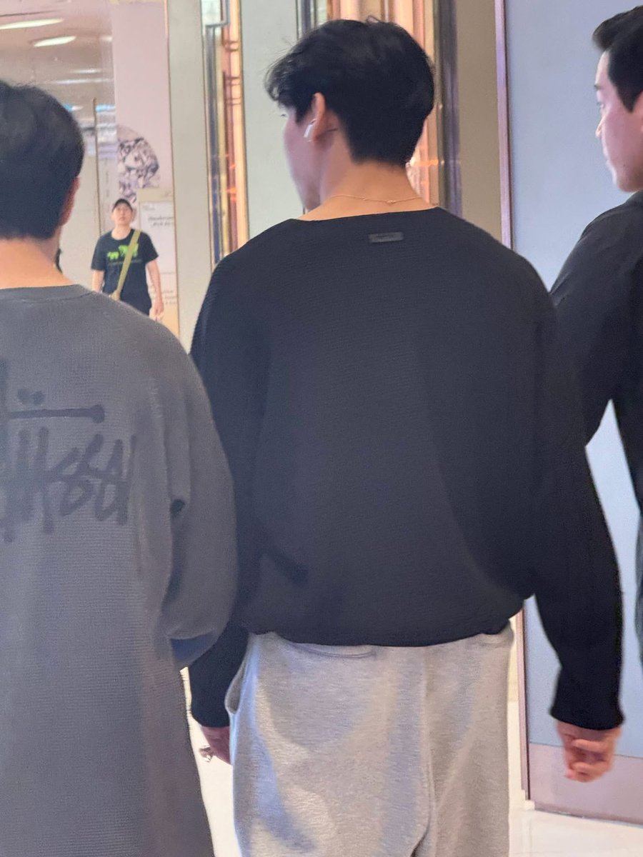 แผ่นหลังน้องใหญ่โตมาก เห็นแต่ด้านหลังยังหล่อขนาดนี้

#BamBam <a href="/BamBam1A/">BamBam</a>