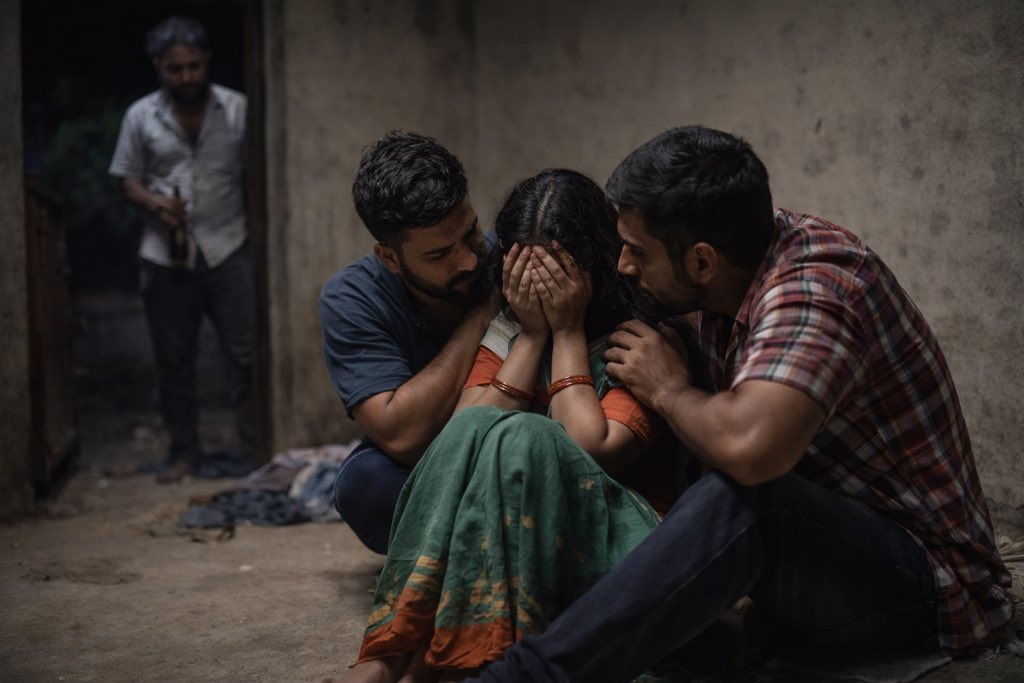 उत्तर प्रदेश के अमरोहा जिले के नौगवा थाना क्षेत्र से एक शर्मसार करने वाली घटना सामने आयी::

आरोप है की एक नशेड़ी पति ने अपनी पत्नी को अपने दो दोस्तों के साथ भेजा 
जहाँ पर उन दोनों ने उस महिला के साथ दुष्कर्म किया::

और उस महिला को धमकी दी की इस बात का जिक्र किसी से नहीं करना::