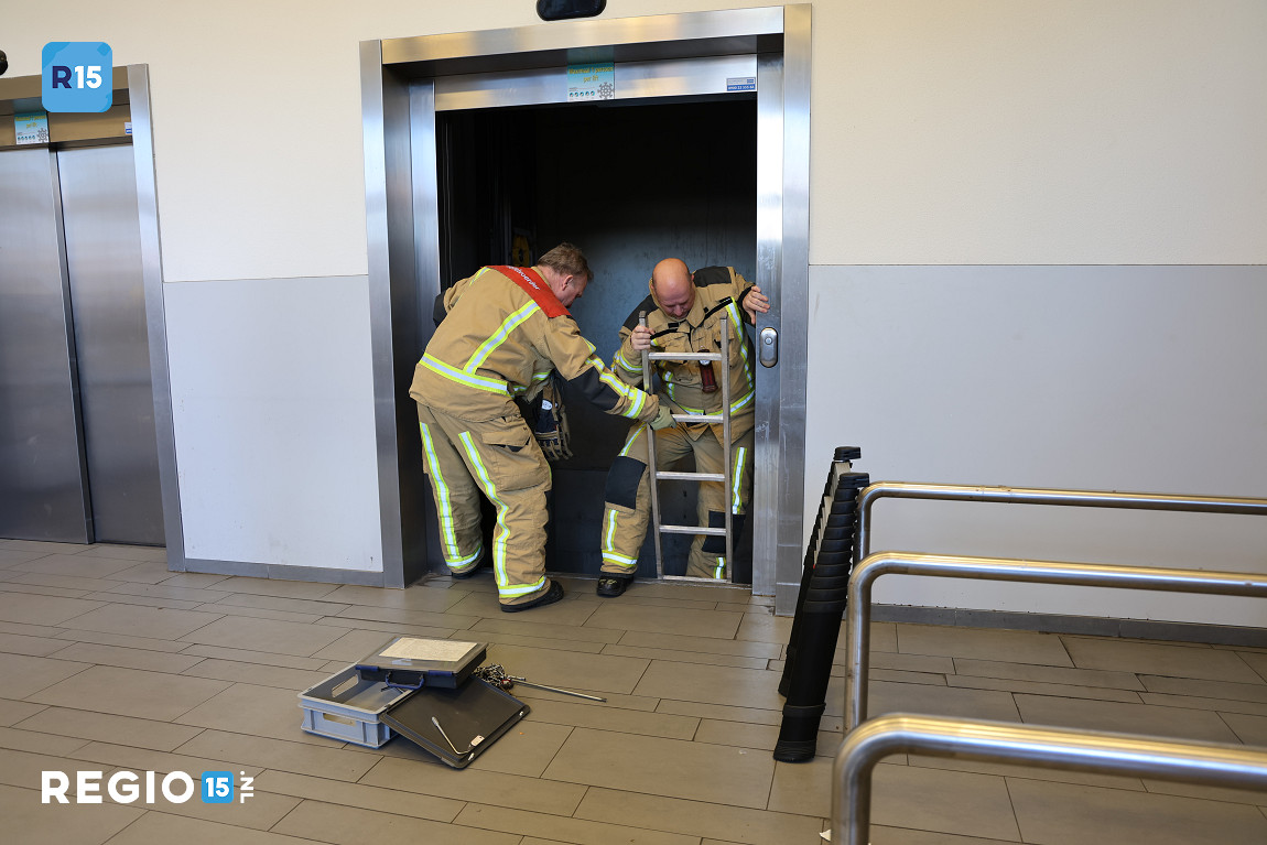 Brandweer redt sleutelbos uit liftschacht