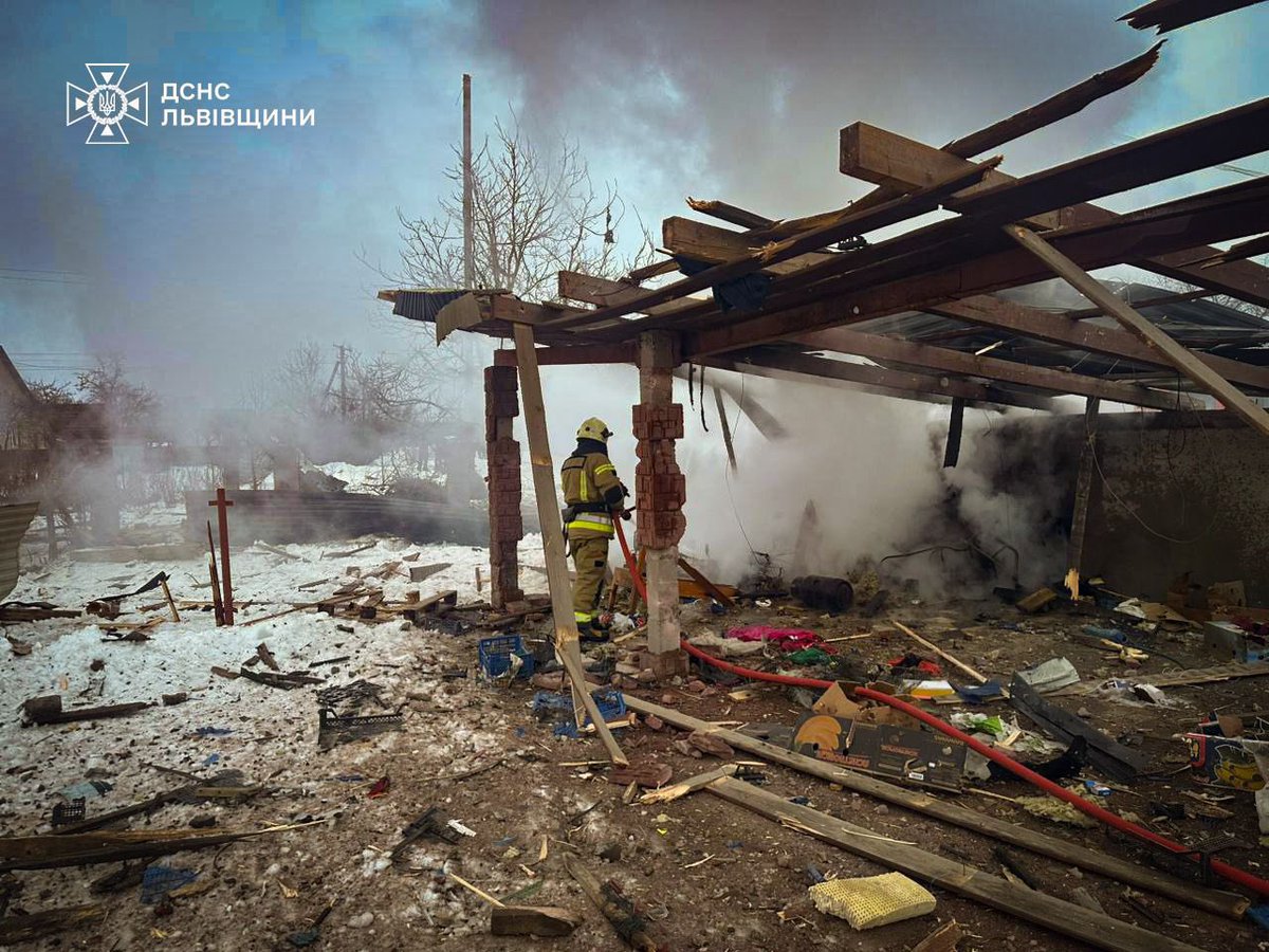 UKRinFRA's tweet photo. Jour et nuit, la Russie montre clairement son choix : la guerre, et pas la paix, la terreur contre les civils, et pas la diplomatie.
Cette nuit:+400 drones, 40 missiles.
Il faut priver Moscou de capacité à terroriser l’Ukraine par le froid et renforcer notre défense antiaérienne. https://t.co/NWWo8qS6MZ