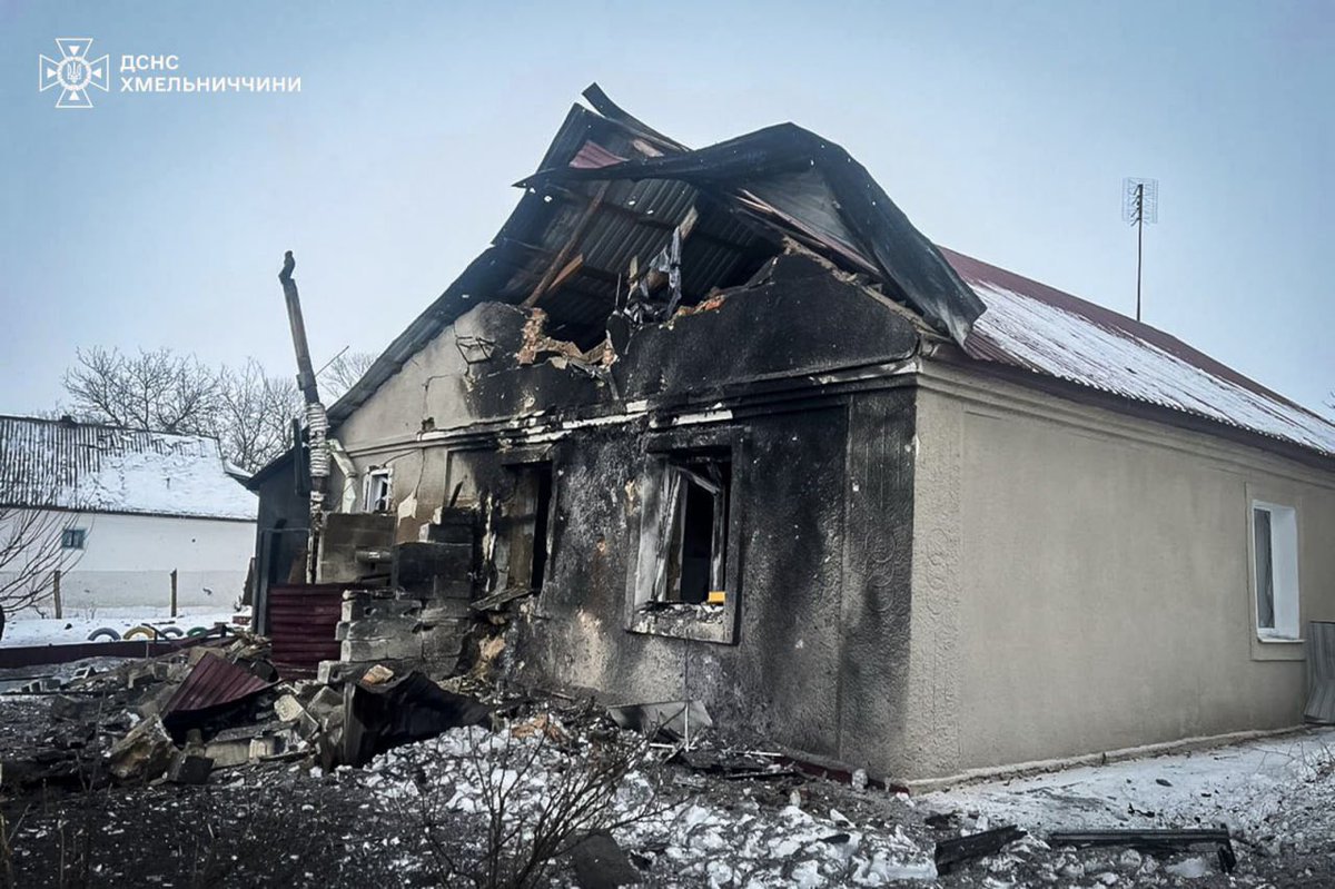 UKRinFRA's tweet photo. Jour et nuit, la Russie montre clairement son choix : la guerre, et pas la paix, la terreur contre les civils, et pas la diplomatie.
Cette nuit:+400 drones, 40 missiles.
Il faut priver Moscou de capacité à terroriser l’Ukraine par le froid et renforcer notre défense antiaérienne. https://t.co/NWWo8qS6MZ