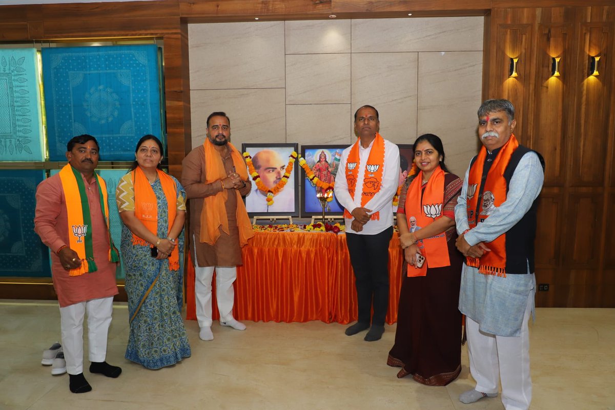 Ashishdavebjp's tweet photo. આજરોજ ગાંધીનગર ખાતે પ્રદેશ ભાજપ મહામંત્રી અને ઉત્તર ઝોન ઇન્ચાર્જ શ્રી @AjayMember જીની વિશેષ ઉપસ્થિતિમાં ગાંધીનગર મહાનગરની આયોજિત બૃહદ બેઠકમાં આગામી સંગઠનાત્મક કાર્યક્રમો અંગે ચર્ચા કરવામાં આવી. 

આ બૃહદ બેઠકમાં મેયર શ્રી @MeeraPatelMayor જી, ધારાસભ્ય શ્રી @iRitaPatel જી, સંગઠન અને મહાનગરપાલિકાના પદાધિકારીશ્રીઓ, નગરસેવકો, વોર્ડ સંગઠન અને શક્તિકેન્દ્રના સંયોજકો ઉપસ્થિત રહ્યાં હતાં.