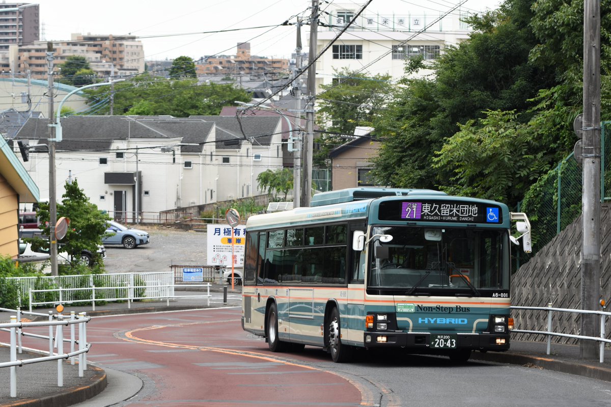 Bus_Photo_'s tweet photo. 西武バス
大宮200か30-76/所沢200か20-43

とうとう大宮最後のエルハイも運用離脱ですか…
大宮に転属してからは1回も撮れませんでした。残念。

最後の1枚は新座時代の担当さんの片方(今はもうやめちゃったか定年かな？)とのツーショット。笑 https://t.co/mKrLr3XatG