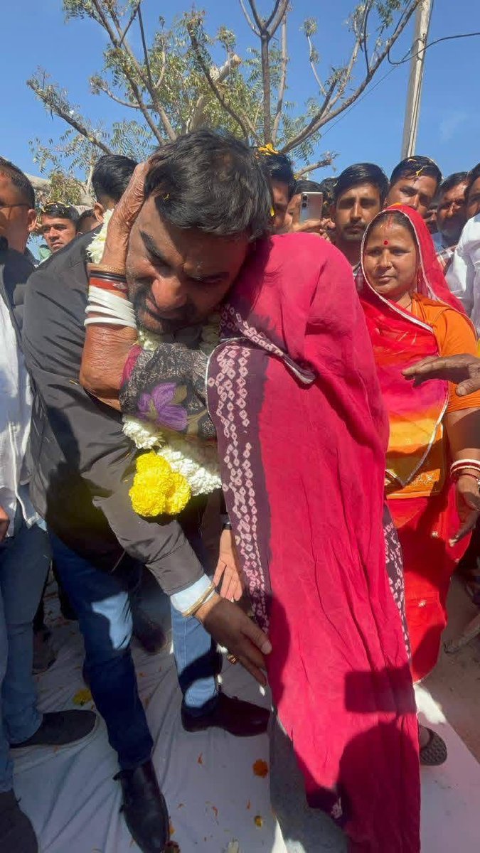 बेनीवाल के प्रति बुजुर्ग माता जी का अपनत्व !! ऐसी तस्वीरें देखने को बेहद कम ही मिलती है ....
