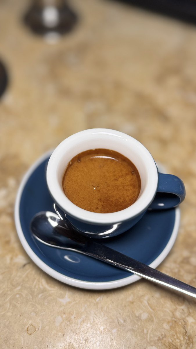 IILOVECOFFE's tweet photo. #النفسيه_محتاجه_قهوه𓅀

وَنجوتُ مِنْ كُلْ مُلهَياتِ العَقل
وَسَقطتٌ مَخْمورًا أَمامَ عَيْنَيك https://t.co/RAPy26idH8
