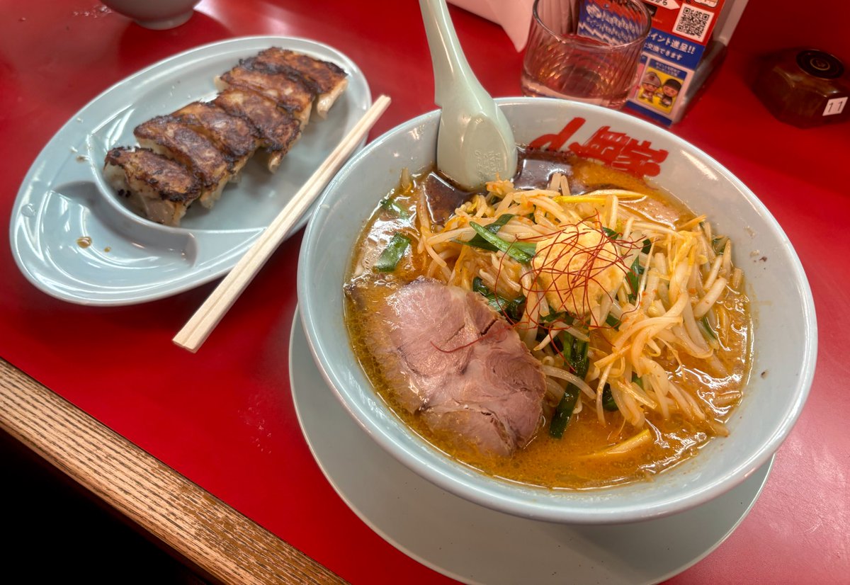 山岡家さんで、期間限定もやし味噌ラーメン¥980🍜
黒マー油、たっぷりのおろし生姜、ニラが入っていて、ガツンと濃いめの一杯です🫚✨
シャキシャキ食感の太もやしが美味しい😋
夜8時頃行ったんですが満席、待ってるお客さんも数組いて賑わっていました🚙
最近特に人気ですよね☺️