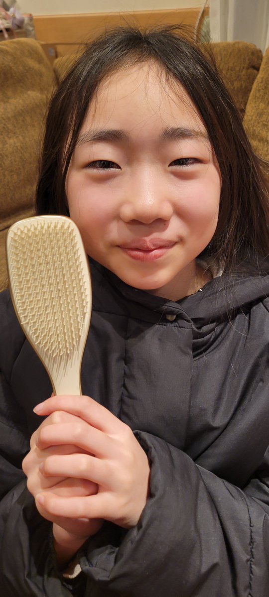 今日は学校が終わったらすぐダンスレッスンへGO！

ダンスの練習後もさらさら髪でいたい私が見つけた「神クシ」はこれ！✨ 
ボサボサになっても、これでとかすだけで一気にツヤが戻るんだよ。

髪がキレイだと、週の始まりから気分が上がるよね！
月曜日、みんなで頑張ろう💪