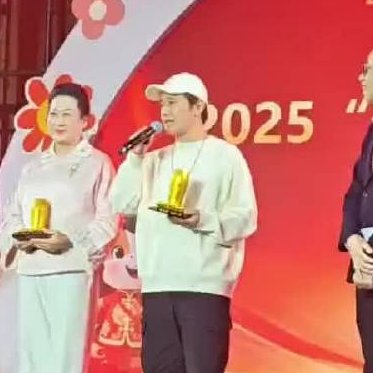 Lusi's father said: "I'm excited to accept this award on behalf of my daughter. Thank you everyone for presenting her with this award. I believe that a person should be beautiful inside and out; that's what makes people like you."
PROUD FATHER😌
#ZhaoLusi