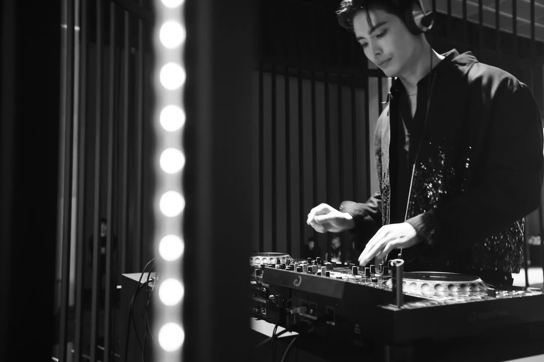 sonyukedotcom's tweet image. Social Update (07.02.2026)

ตอนแรกก็แค่เล่นเพราะสนุก แต่ตอนนี้ Debut เป็นดีเจอย่างเป็นทางการแล้ว จ้างได้นะคับ อยากเปิดเพลงให้คนฟัง😆🥳 #DJSonYuke

👉 instagram.com/p/DUdJlNjkR9k

Credit IG : @SONYUKE  
#Sonyuke #สนยุกต์