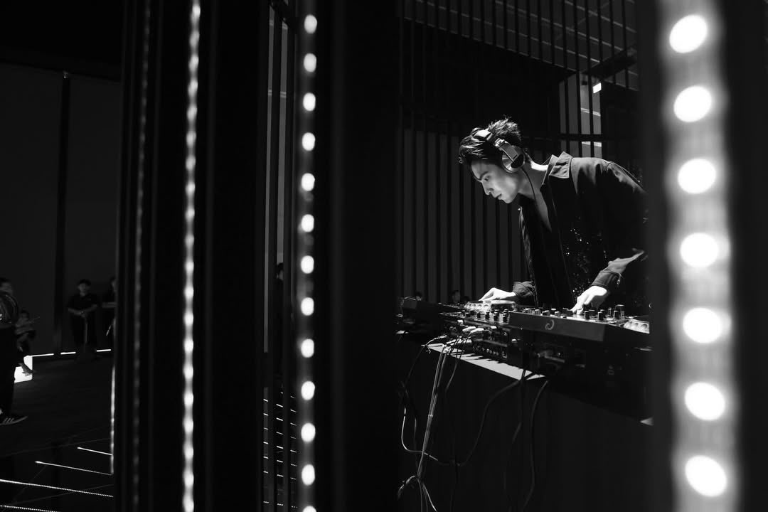 sonyukedotcom's tweet image. Social Update (07.02.2026)

ตอนแรกก็แค่เล่นเพราะสนุก แต่ตอนนี้ Debut เป็นดีเจอย่างเป็นทางการแล้ว จ้างได้นะคับ อยากเปิดเพลงให้คนฟัง😆🥳 #DJSonYuke

👉 instagram.com/p/DUdJlNjkR9k

Credit IG : @SONYUKE  
#Sonyuke #สนยุกต์