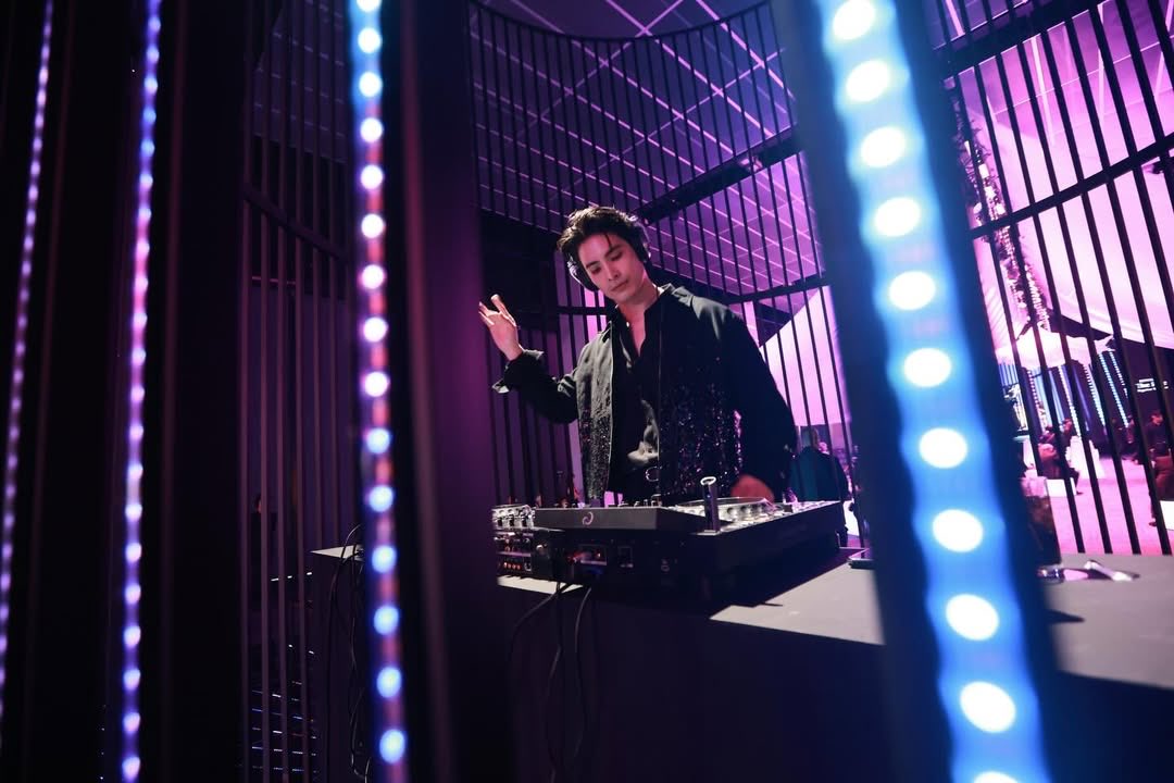 sonyukedotcom's tweet image. Social Update (07.02.2026)

ตอนแรกก็แค่เล่นเพราะสนุก แต่ตอนนี้ Debut เป็นดีเจอย่างเป็นทางการแล้ว จ้างได้นะคับ อยากเปิดเพลงให้คนฟัง😆🥳 #DJSonYuke

👉 instagram.com/p/DUdJlNjkR9k

Credit IG : @SONYUKE  
#Sonyuke #สนยุกต์