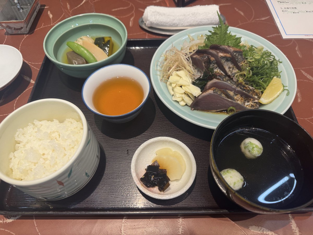 カツオのたたき定食、やっぱ高知のカツオはバカうまい
ただ薬味が多すぎてカツオより薬味食ってた