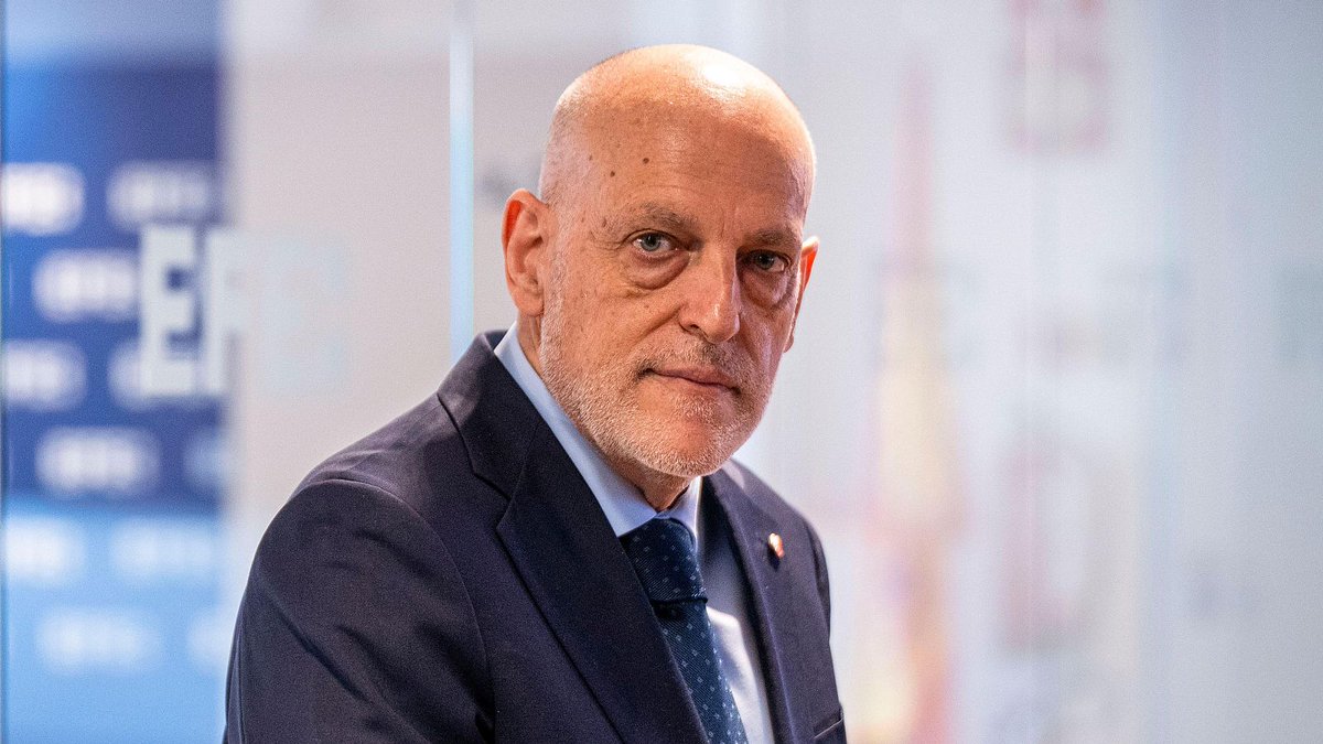 Javier Tebas y su Liga: decisiones tardías y sueldos millonarios.

LaLiga suspendió el Rayo–Oviedo a solo cuatro horas del inicio escudándose en el temporal cuando el verdadero problema fue el mal estado del césped por una mala planificación.

Desde que Tebas asumió la