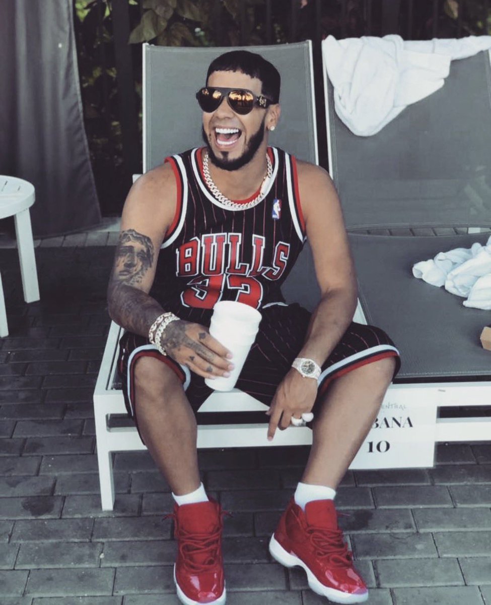 Lo de Anuel anunciando RHLM2 vestido entero de Jordan que sentido va a tener?

RHLM2 👹🔜