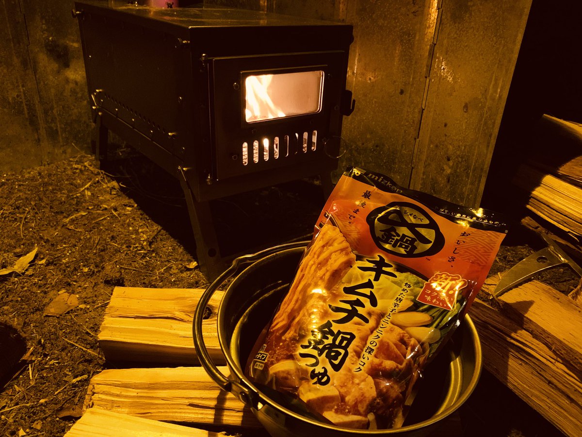 ez0_a1's tweet photo. 今夜はキムチ鍋❄️
キムチ鍋つゆにさらに追いキムチ
お野菜はじめどれもうめぇ…
 #キャンプ飯 https://t.co/qE3QJIanUL