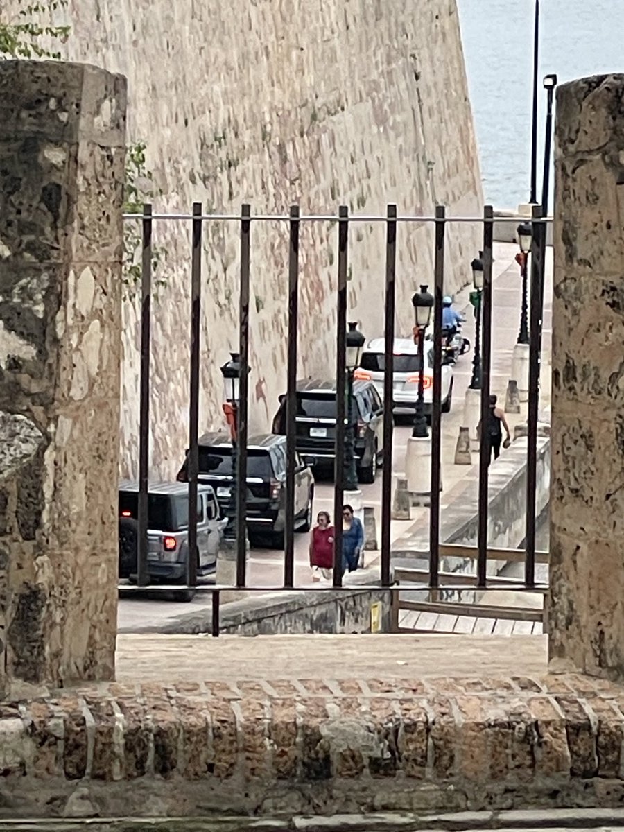 Nunca deja de sorprenderme - uno no puede ni andar en scooter con sus hijas por el paseo pero el gobernador de turno sí puede hacer esto.