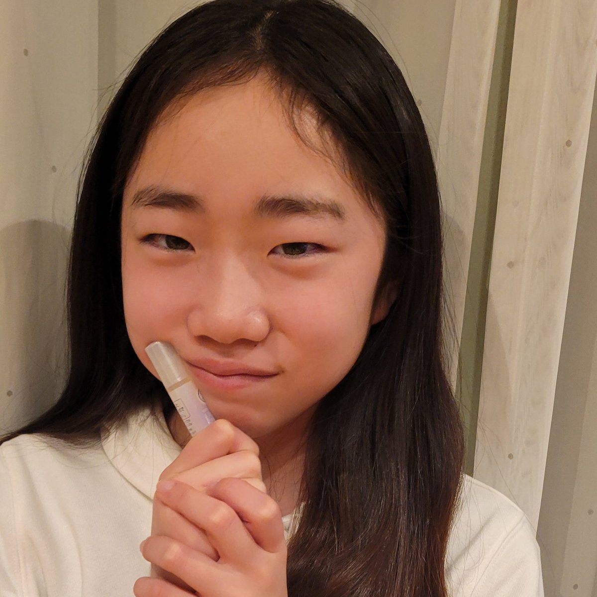 最近使ってるこのリップ、透明だから学校にもつけていけるよ🤫💄 
保湿もしっかりしてくれるから、唇がぷるぷるになるの！
「可愛い」を研究するの楽しいよね♪
 お小遣いで買えるプチプラなのも最高だよ✨

#スクールメイク #小学生メイク #リップ 
#美容垢さんと繋がりたい