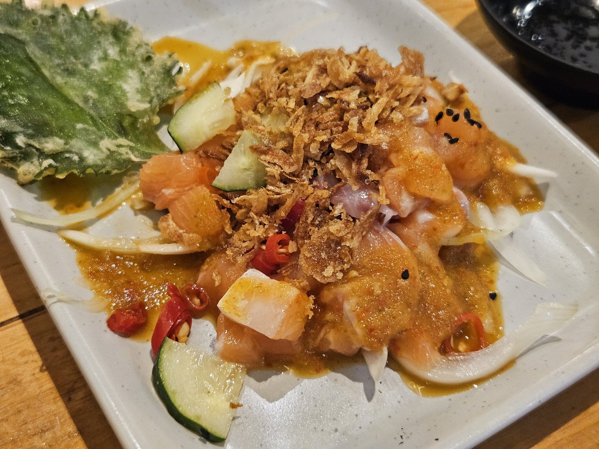 นั่งรออาหารที่สั่งอยู่ในร้าน Kofuku สาขาเซ็นทรัลพระราม 2 น้องพนักงานหญิงสวมชุดพละนักเรียนเสื้อเชิ้ตสีชมพู ดูเป็นพนักงานพาร์ตไทม์ เดินมาเสิร์ฟเมนูแซลมอนยำไทย พร้อมพูดว่า "ข้าวผัดเนยสเต็กเนื้อ รออีก 1-2 นาทีนะคะ"

เป็นประโยคบอกเล่าสั้นๆ แต่แสดงออกถึงความใส่ใจ เพราะ ณ ตอนนั้น