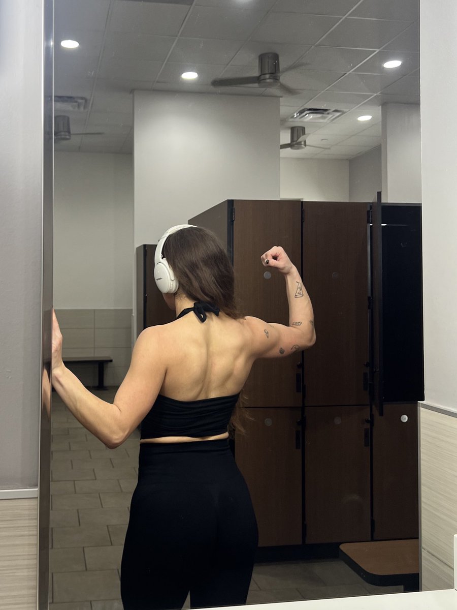 helly r. tweet media