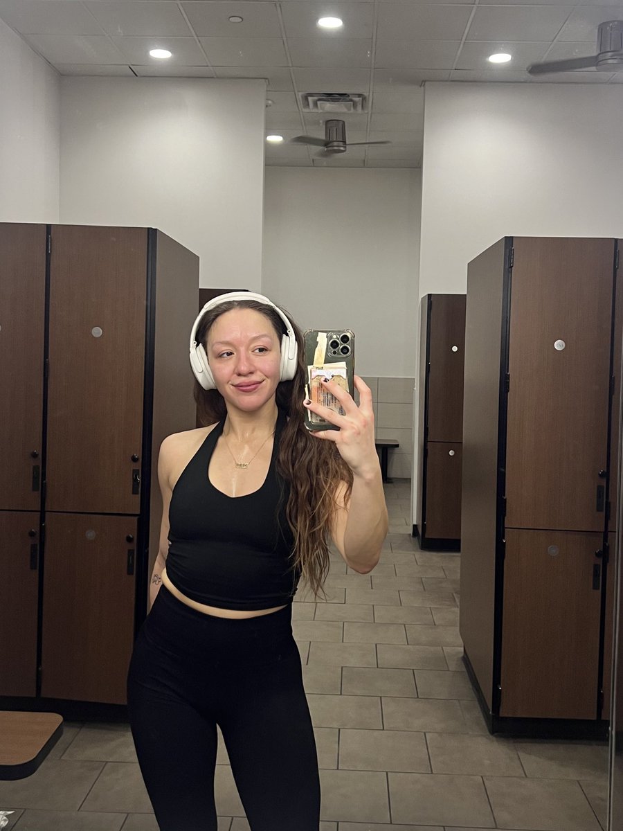 helly r. tweet media