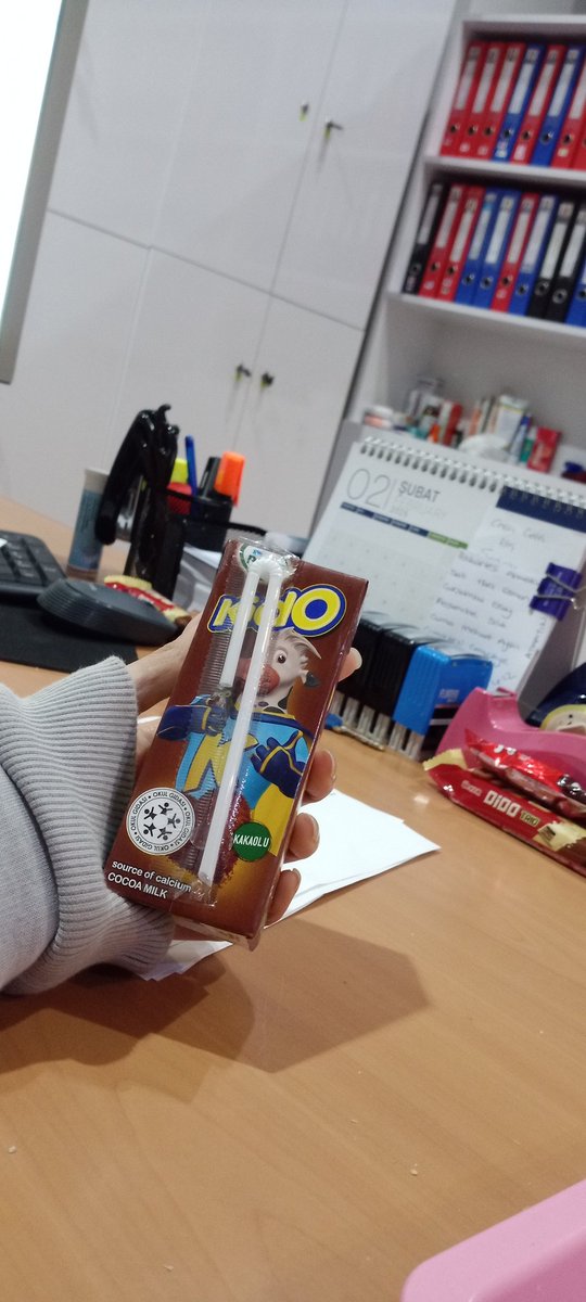 busrakorr_'s tweet photo. Erkek arkadaşımla ilk beraber mesai yaptığımızda beni çikolatalı süt içerken görmüş ve aşık olmuştu şimdi her nöbetime elinde çikolatalı sütle geliyo 😂🤭🤎 https://t.co/B9UdqY72cE