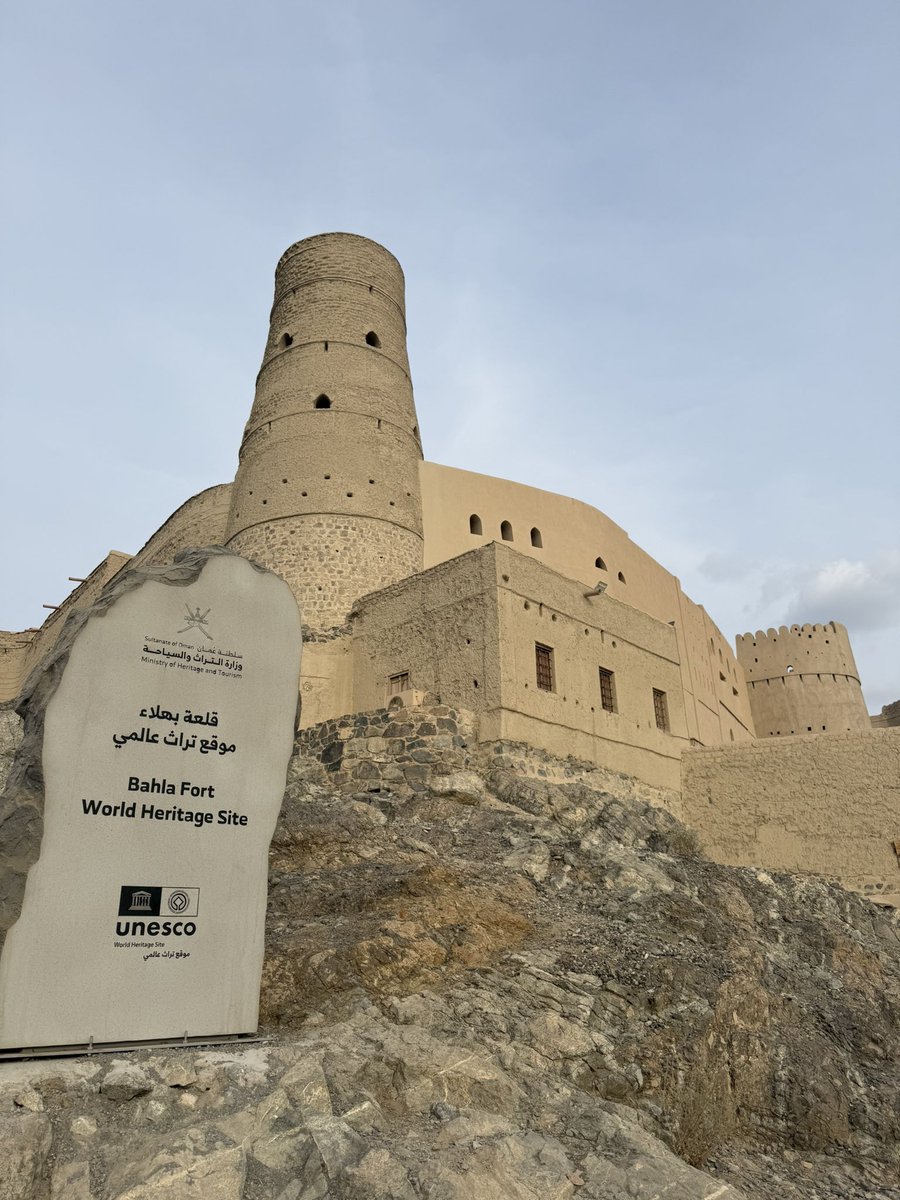NakhalAdventure's tweet photo. زياره الفريق ضمن الرحله الترفيهيه إلى سوق بهلاء وقلعه بهلاء التاريخيه وتعد القلعه وسوق بهلاء اليوم من أهم المعالم السياحية والتاريخية في سلطنة عمّان ، وتستقطب الزوار لاكتشاف تاريخ المنطقة وتراثها العريق. https://t.co/gGGeLKymef