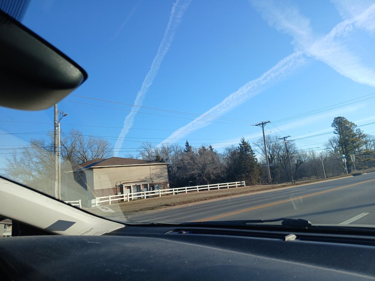 narrowayfarms's tweet photo. These lines in the sky over Stillwater, Oklahoma look unusual. Any insights? https://t.co/ZZmcKYQvz3