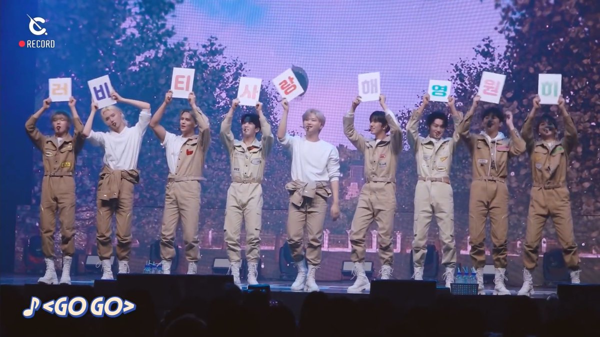 コロナデビュー後初の対面ペンコンと全く同じ並びで『러비티 사랑해 영원히』を掲げてくれるの泣いてしまう