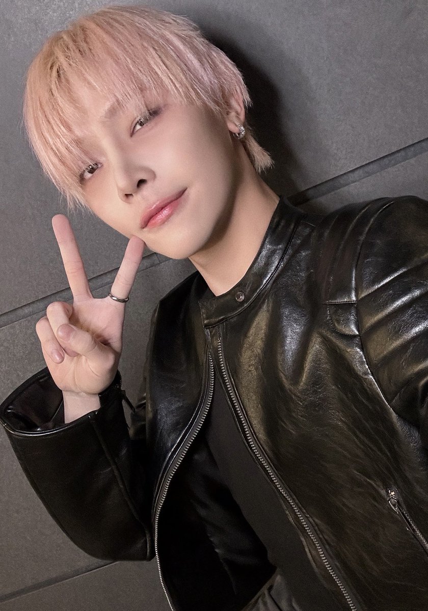 DBW DOUBLEWIN — Wide-Shoulder Cropped Motorcycle Jacket ₩250,000