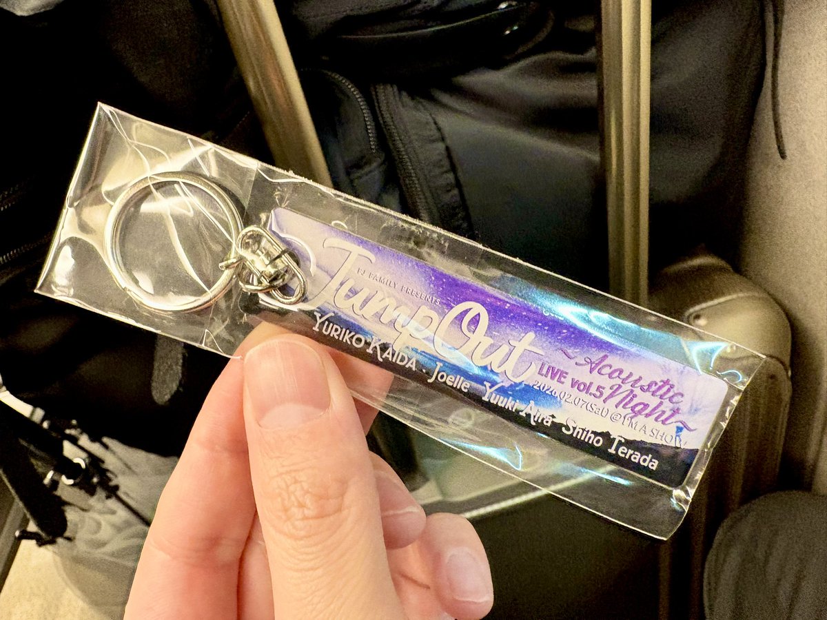 hazakura_FJmn's tweet photo. 素晴らしかった👏🏻✨✨
仕事で疲れた心に沁み入る音楽でした！！
それぞれのソロはなかなか生で聴けるタイミングがないので、たっぷり堪能できて嬉しかったです。寺田志保さんの「departure」も好きな曲なのでまた聴けて嬉しかった！
キーホルダーかわいかったので最後に購入🙂‍↕️🌈
#jumpoutlive https://t.co/aPRWpMdCX0