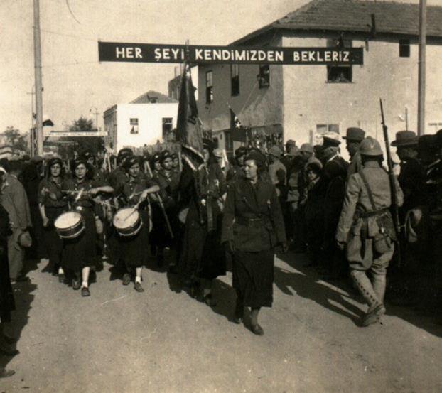 Her şeyi kendimizden bekleriz.