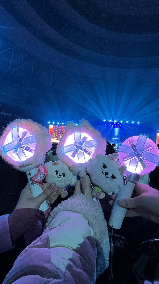 SooBINosi's tweet photo. 今日起きたことを言おう。
なびちゃんと連番で席まで行ったら隣の席がお母さんだった。
私も何言ってるかわからんけど隣の席がお母さんでした。(ちなみになびちゃんの名義) https://t.co/J4pmuqJH21