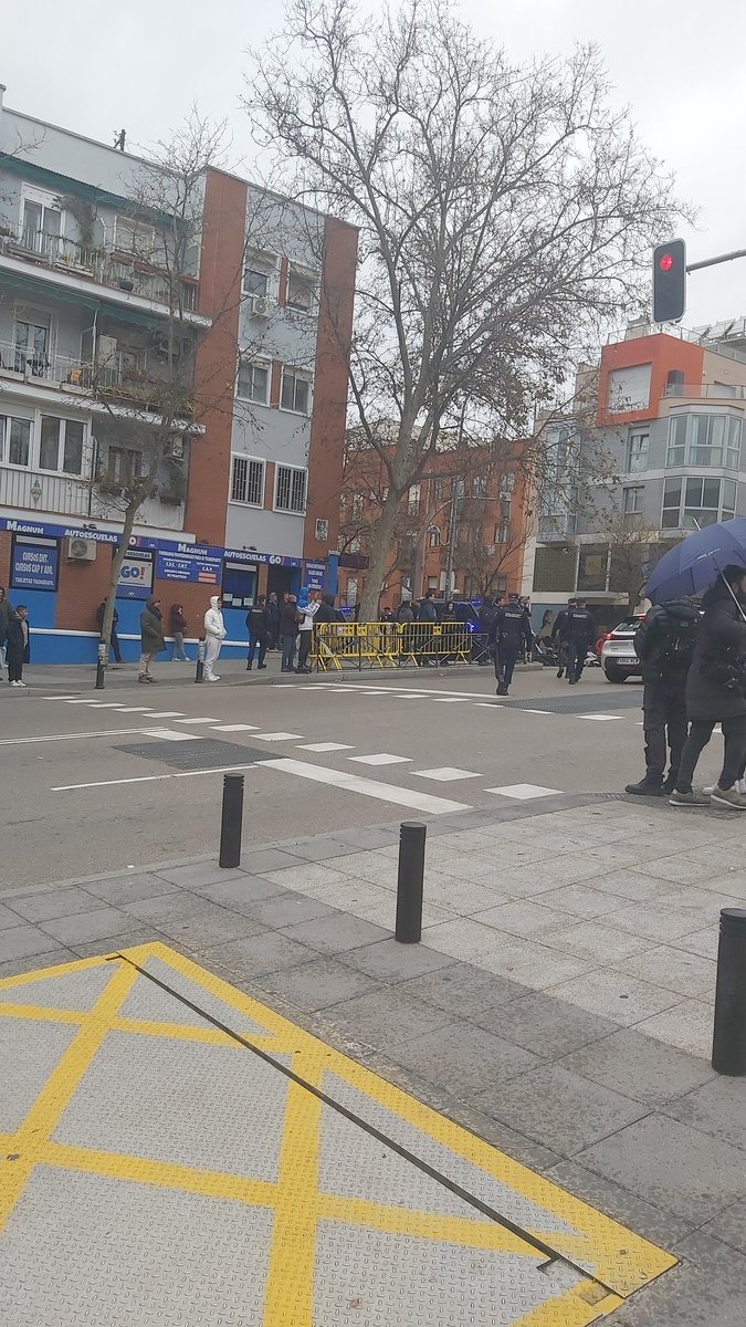 👊🏻 La policía empieza a cortar la Calle del Payaso Fofó. Muchos rayistas y aficionados del Oviedo empiezan a aparecer en los alrededores del Estadio de Vallecas.