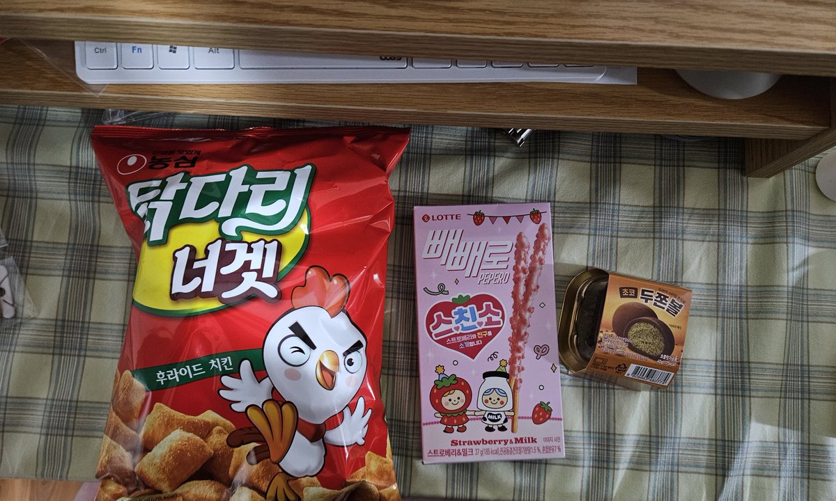 씨유 두쫀쿠
ㅈㄴ 불량식품 맛 나서 아 쌰갈 이거 어디서 먹어봤는데 뭐지?? 했는데 '팡스타' 였음.
ㅈㄴ 배불러 썅