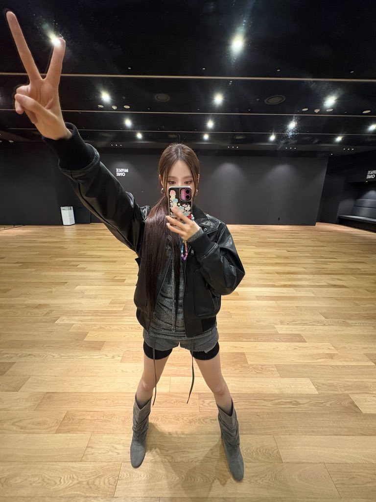 Stay cozy, it’s still chilly!
Bundle up, but make it fashion.