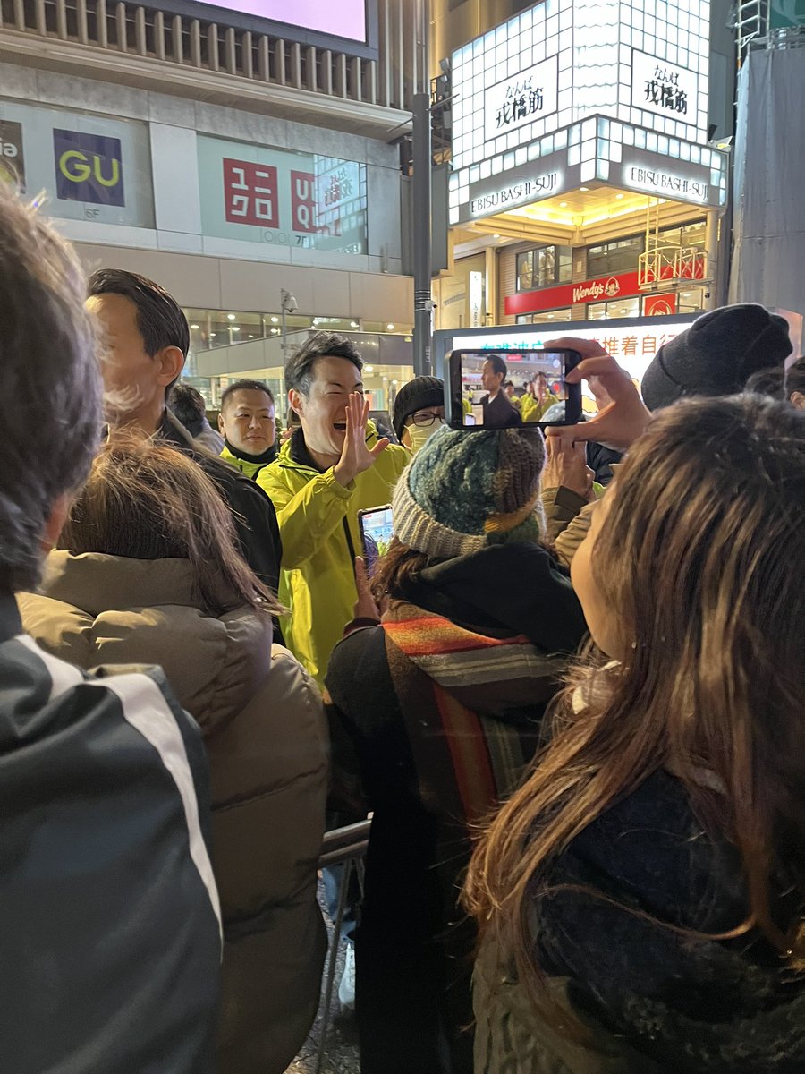 暇なのでなんばの祭りに参加してきたー！割と後ろの方にいたのになぜか最終的にふみたけさんとハイタッチできたのなんだったんだ…豪運と思っとこ
三人ともビジュも言ってることもかっこよかったわーまじでいしん漢気にあふれすぎとる
めっかわよこやまさん撮れたので添えとこ