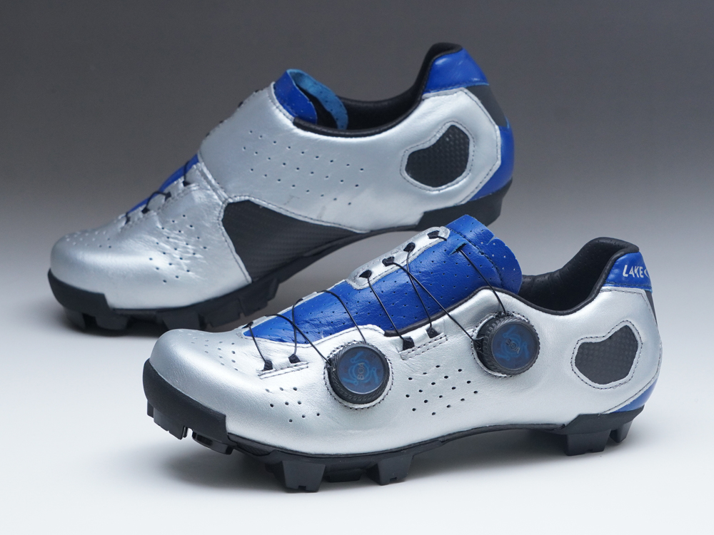 昨日投稿のMX333はカラーバリエーションがブラック（牛革）とブルー（クラリーノ）と書いたところ、カラーカスタマイズはできないのかとご質問いただきました。CX333同様、カラーオーダーも可能です。

カラーオーダー（＋16,500円）でカスタマイズできるのは以下の点です。

・アッパーパネルのカラー