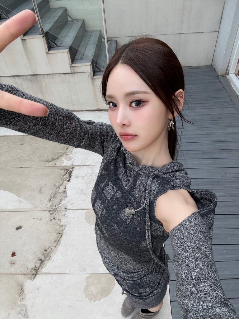 ★゙ . . It's like I'm a 𝗍͟𝗂͟𝗇͟𝗒͟ 𝖻͟𝗂͟𝗋͟𝖽͟'𝗌͟-𝖾͟𝗒͟𝖾 view explorer, discovering hidden details and unexpected beauty. This is my attempt at joining the cool kids' club and embracing  the current photo trend. Let's see if I can pull off this 𝗚𝗲𝗻 𝗭 vibe!