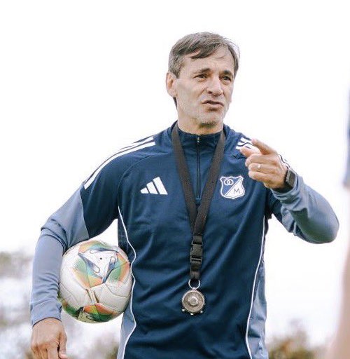 pacheandrade's tweet image. Muy buenas sensaciones viene dejando en sus dirigidos el nuevo técnico de Millonarios Fabián Bustos.
Entre sus jugadores ha impresionado el conocimiento que tiene de nuestro fútbol y sus equipos.