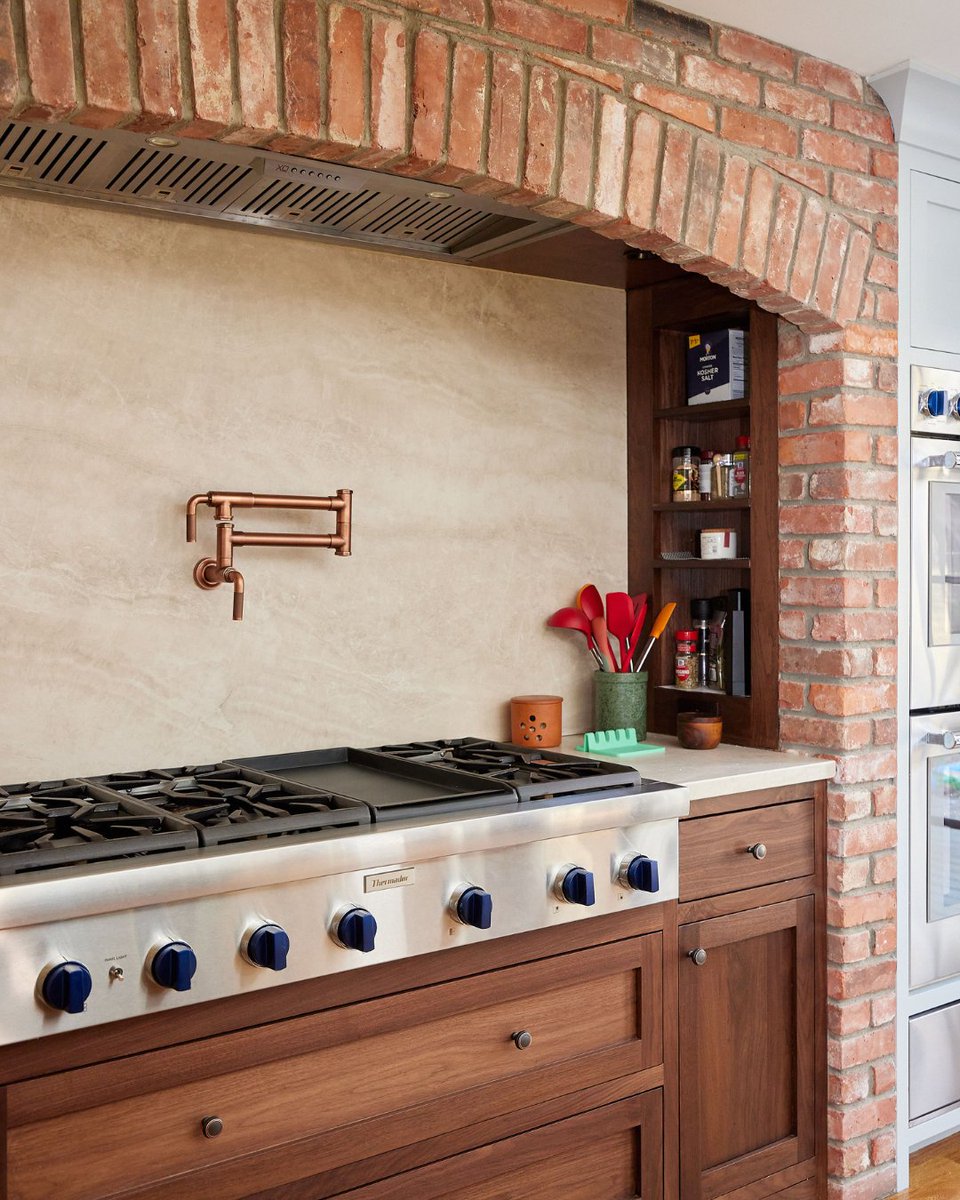 theodellgrp's tweet photo. It's the things you don't see that solve kitchen problems:
✔️Drawers that clear the dishwasher
✔️Island that holds everything
✔️Brick details that anchor a space
This #WestportCT kitchen was built for real life, not for show.
#odgxgreenbrierroad #customcabinetry 📷: @juliadags22 https://t.co/0lOYt904sA