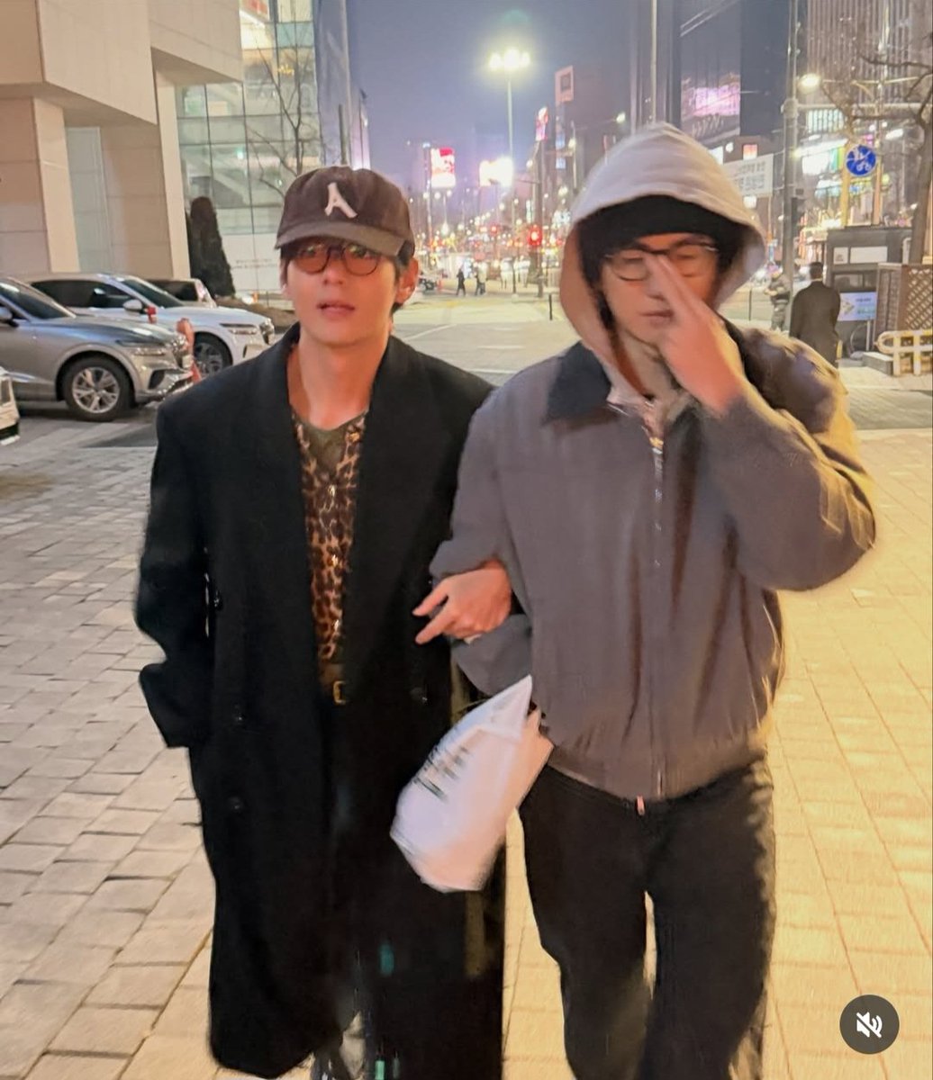 RINAPHS61116's tweet photo. ヒョンシク技を習得したのかと
瞬間移動!!
本人が📷くれないから
テヒョンssiに感謝感謝(*´▽`人)♡
最強子犬男子みつけた♡
#パクヒョンシク
#朴炯植
#parkhyungsik
#phs1116
#大好きな人
#大好きな背中
声♡背中♡肩幅♡
手♡爪♡喉仏♡
顔♡ https://t.co/x395LTVb16