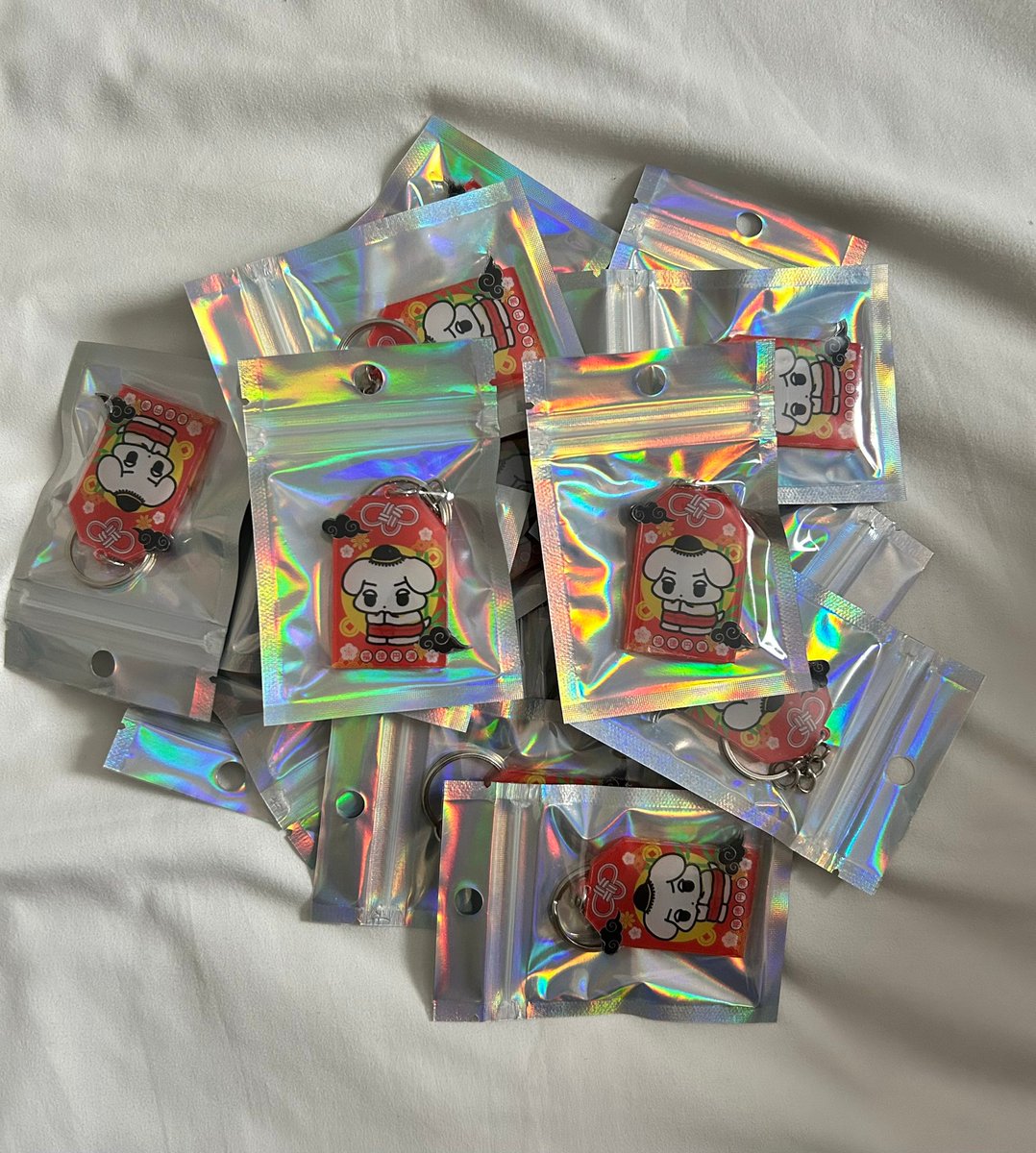 WINTER_THAILAND's tweet photo. [ประกาศแจ้งข้อมูลรอบพร้อมส่ง] 
Omamori JikJik🧧

❆ เครื่องรางนำโชคจิกจิก จำนวน 1x ชิ้น

📆 เปิดให้สั่งซื้อ 9 กุมภาพันธ์ 2569 เวลา 19:01 น.
✦ กรอกฟอร์มเพื่อ ‘จอง’ โดยกรอกชื่อแอคเคาท์ (ที่สามารถติดต่อได้เท่านั้น) และจำนวนเครื่องรางที่ต้องการ ( 1 หรือ 2 ชิ้น )
☆ จะมีการประกาศแอคเคาท์ที่จองทัน และให้ติดต่อทำการโอนเงินสั่งซื้ออีกครั้ง

🛒 ราคา 89 บาท / ชิ้น
🚛 ค่าจัดส่งเหมา 50 บาท
⚠️ จำกัดการซื้อ 2 ชิ้น / คน

♡ ยอดทั้งหมดหลังหักค่าใช้จ่าย จะถูกนำไปสมทบเพิ่มเติมใน ‘101 Project’ อีกครั้ง เพื่อสนับสนุนน้องหนาวในอนาคต ❄️